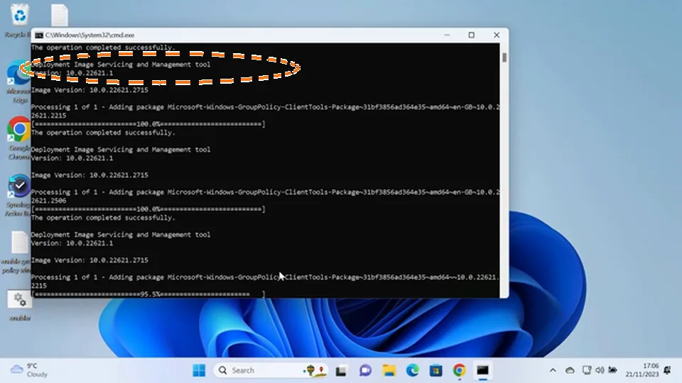 Jendela Command Prompt yang memasang paket Group Policy dengan status berhasil