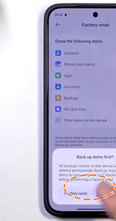 Dialog konfirmasi Back up items first sebelum reset pabrik dimulai di HyperOS