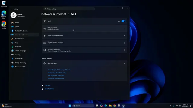 Halaman pengaturan WiFi Windows 11, klik nama jaringan yang terhubung untuk membuka propertinya
